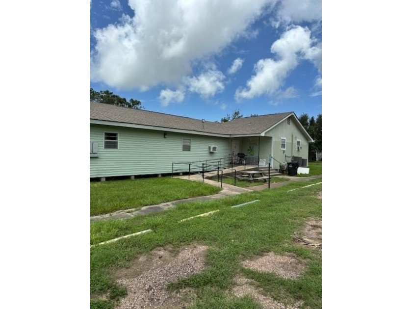 2960 SQ FT, FOUR (4) bdr, 1 full bth, 1/2  bth, HUGE OPEN AREA - Beach Home for sale in Palacios, Texas on Beachhouse.com