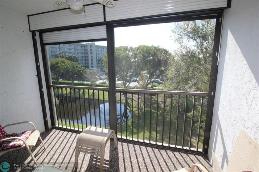 Spacious 2-bedroom, 2-bath corner unit with a screened-in lanai - Beach Condo for sale in Pompano Beach, Florida on Beachhouse.com