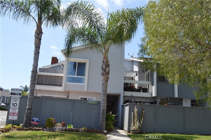 Located in tranquil Brookview community in the South Coast Metro - Beach Townhome/Townhouse for sale in Costa Mesa, California on Beachhouse.com