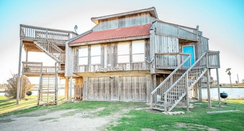 This beautiful half-duplex features a master suite as well as a - Beach Townhome/Townhouse for sale in Matagorda, Texas on Beachhouse.com