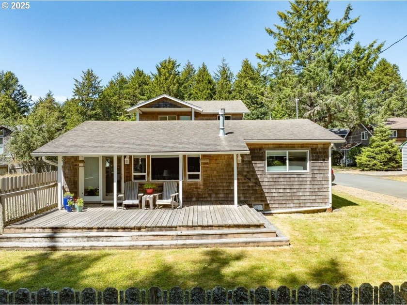Great Opportunity to own this cozy, well maintained home with - Beach Home for sale in Cannon Beach, Oregon on Beachhouse.com