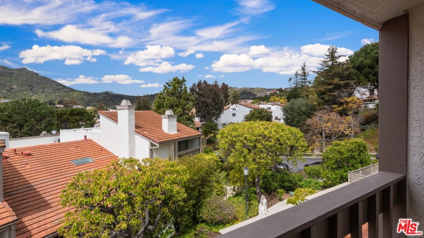 Discover tranquility in the Palisades Highlands with a rare and - Beach Townhome/Townhouse for sale in Pacific Palisades, California on Beachhouse.com