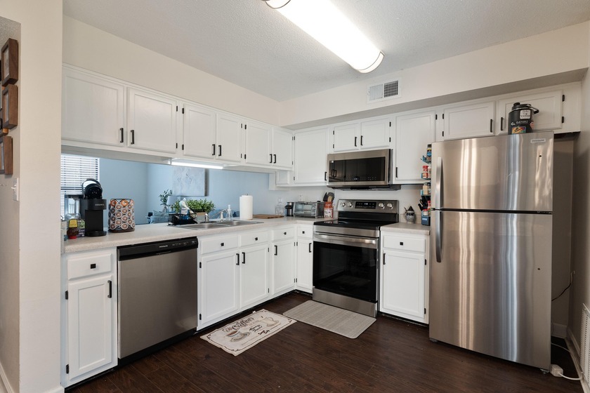 Welcome to your fresh new beginning in this charming 2 bed, 1.5 - Beach Townhome/Townhouse for sale in Fort Walton Beach, Florida on Beachhouse.com