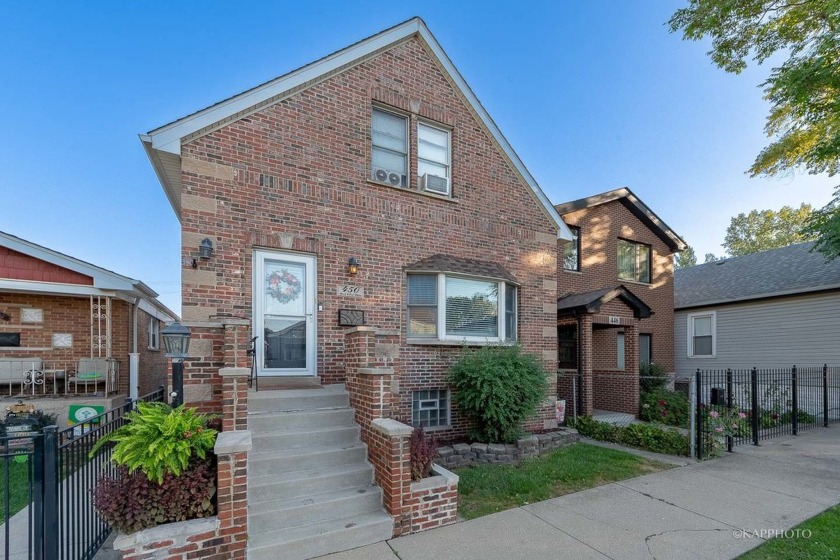 Charming and attractive 2 bed/2 bath plus den single family home - Beach Home for sale in Chicago, Illinois on Beachhouse.com