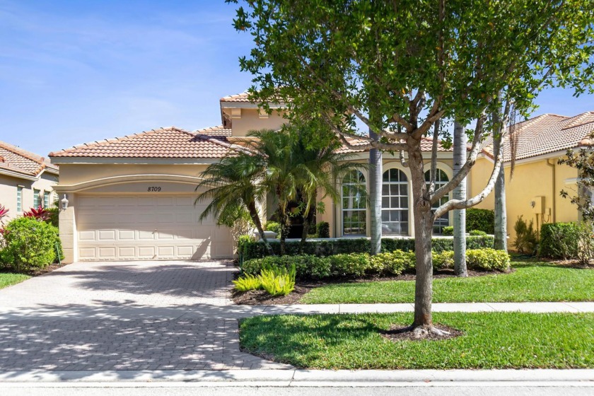 This meticulously maintained home boasts 2 spacious bedrooms and - Beach Home for sale in Wellington, Florida on Beachhouse.com