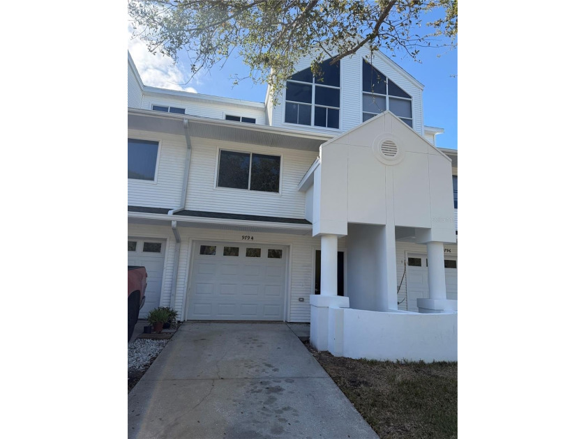 Discover this beautifully remodeled townhome in the heart of - Beach Townhome/Townhouse for sale in Seminole, Florida on Beachhouse.com