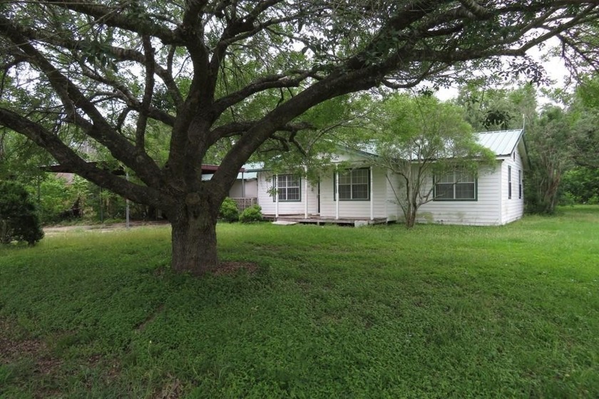 LARGE ROOMS, FORMAL DINNING, BONUS ROOM ROR 4TH BEDROOM OR - Beach Home for sale in Palacios, Texas on Beachhouse.com