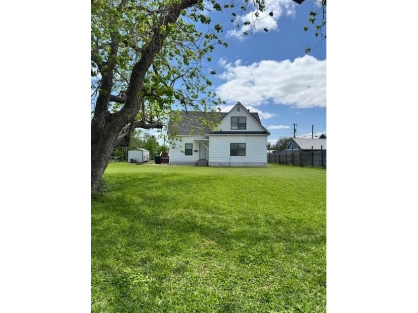 Welcome to this unique 2103 Sq Ft home of opportunity! This - Beach Townhome/Townhouse for sale in Palacios, Texas on Beachhouse.com