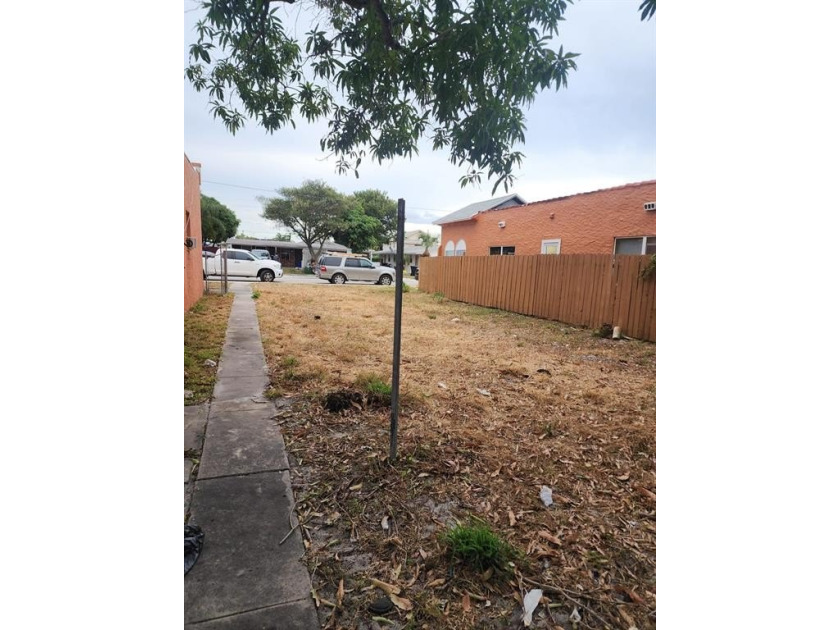 Vacant land in trendy Lake Worth Beach. Located with close - Beach Lot for sale in Lake Worth Beach, Florida on Beachhouse.com