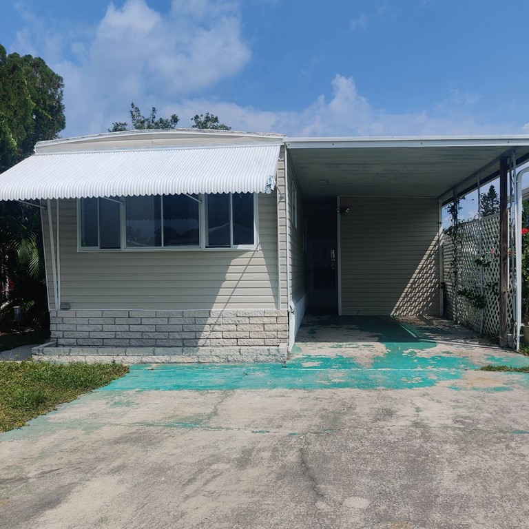 Priced to sell! Updated 2 bedrooms and 2 full bathrooms. Located - Beach Home for sale in Tampa, Florida on Beachhouse.com