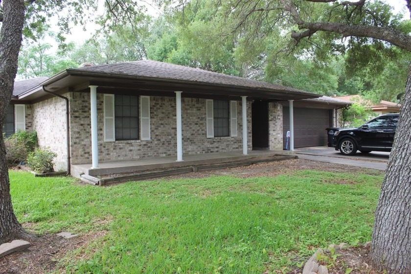 Brick home with three bedrooms, two baths, and a two car garage - Beach Home for sale in Palacios, Texas on Beachhouse.com