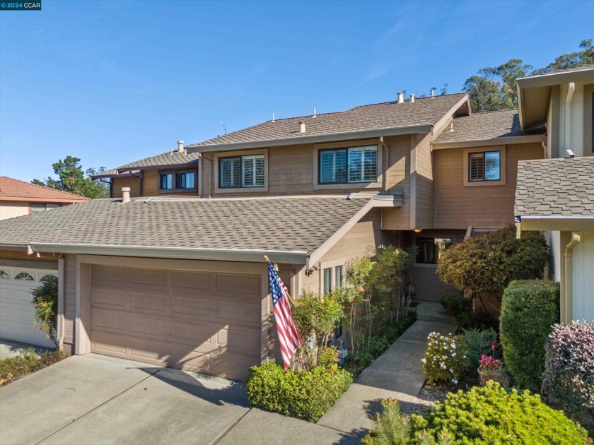 Country Club living in El Cerrito.  This beautiful middle unit - Beach Townhome/Townhouse for sale in El Cerrito, California on Beachhouse.com