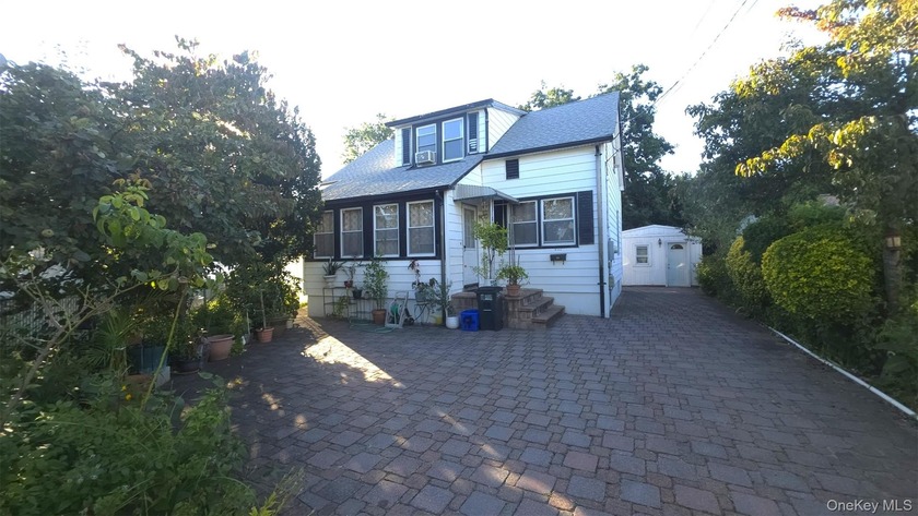 Charming Bayville Home Just Steps from Village, Town & Beaches - Beach Home for sale in Bayville, New York on Beachhouse.com