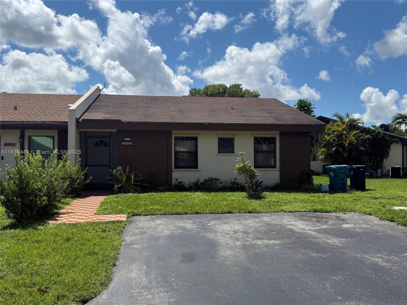 ****PRICE REDUCED****Lakefront Corner 3 Bed 2 Bath Townhouse in - Beach Townhome/Townhouse for sale in Miami, Florida on Beachhouse.com