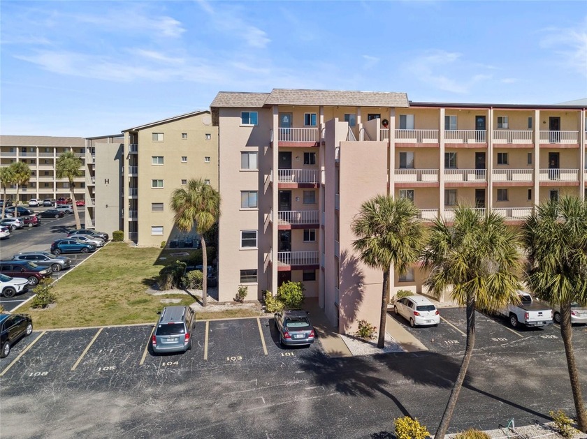 Perfectly positioned in a prime Bradenton location, this turnkey - Beach Condo for sale in Bradenton, Florida on Beachhouse.com