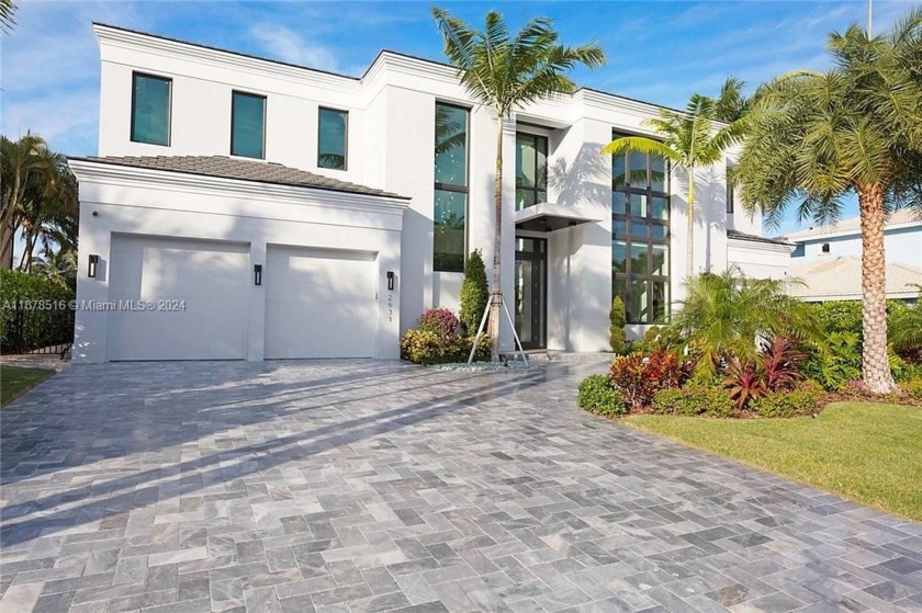 Elegant & modern deepwater estate situated 3 lots in from the - Beach Home for sale in Lighthouse Point, Florida on Beachhouse.com