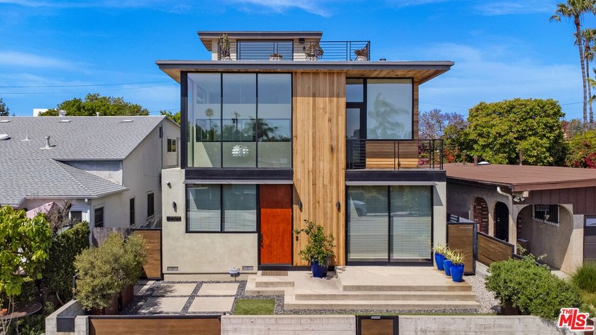 Embodying the very essence of refined luxury both inside and out - Beach Home for sale in Venice, California on Beachhouse.com