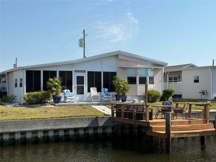This waterfront home has 2 bedrooms and 2 bathrooms with an - Beach Home for sale in St. Petersburg, Florida on Beachhouse.com