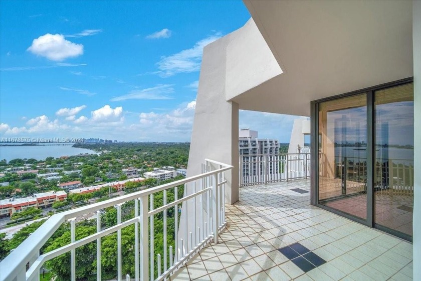 This top-floor Towersuite 2/2 unit offers breathtaking views of - Beach Condo for sale in Miami, Florida on Beachhouse.com