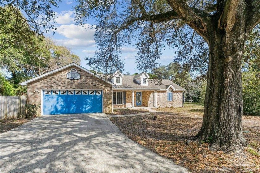 Located in highly desirable Gulf Breeze Proper, this spacious - Beach Home for sale in Gulf Breeze, Florida on Beachhouse.com