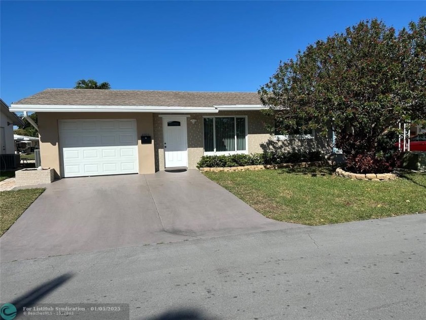 Beautifully remodeled home, completely new kitchen and bathroom - Beach Home for sale in Tamarac, Florida on Beachhouse.com