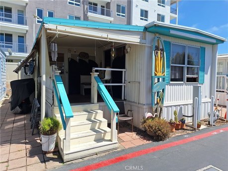 Welcome to the beach! This gorgeous 1972 Skyline double wide has - Beach Home for sale in Oceanside, California on Beachhouse.com