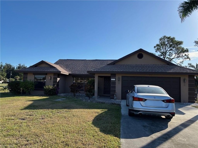 WALK IN AND MAKE IT YOUR OWN, REMODEL OR RENOVATE. THIS COULD - Beach Home for sale in Bonita Springs, Florida on Beachhouse.com