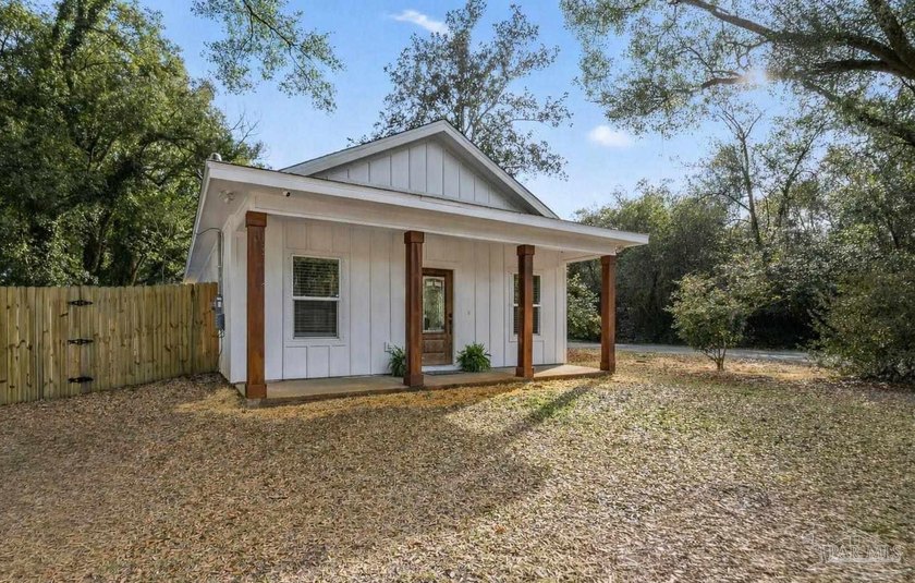 Like new and absolutely immaculate, this beautifully maintained - Beach Home for sale in Milton, Florida on Beachhouse.com