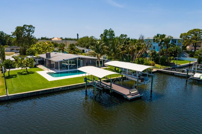 Welcome to waterfront perfection in the best neighborhood in the - Beach Home for sale in St. Petersburg, Florida on Beachhouse.com