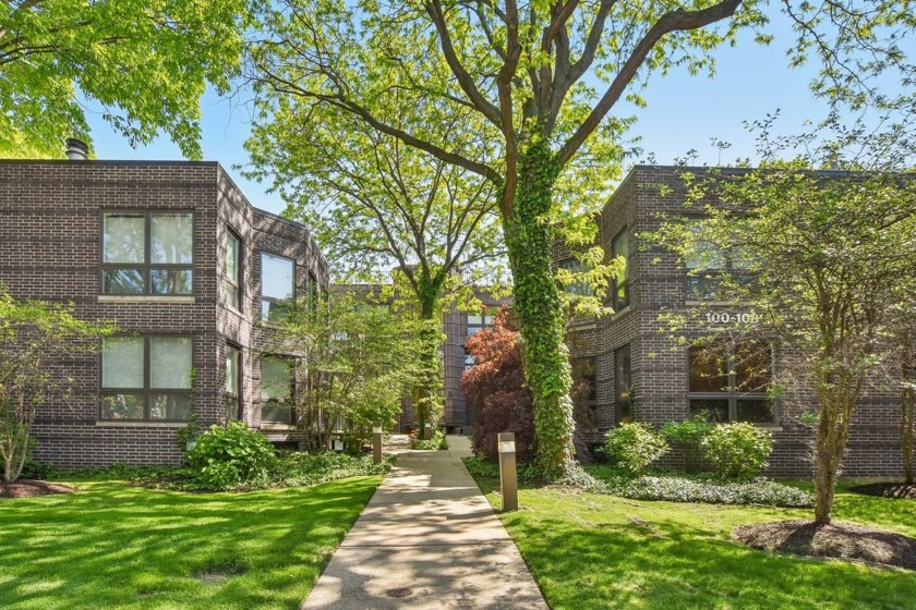 Easy to show! Priced to sell below appraised value. Just steps - Beach Townhome/Townhouse for sale in Evanston, Illinois on Beachhouse.com