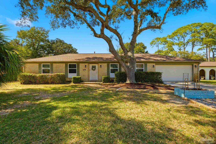 Rare opportunity in Gulf Breeze Proper! This move-in ready home - Beach Home for sale in Gulf Breeze, Florida on Beachhouse.com