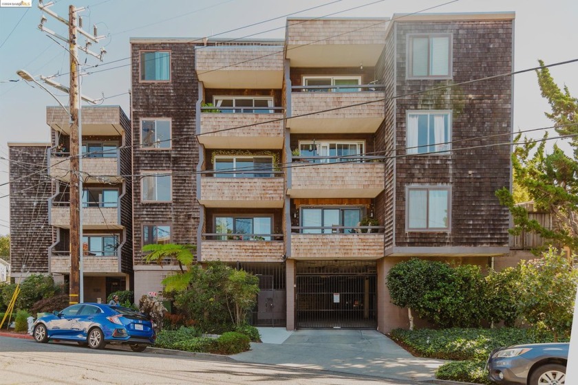 Freshly painted bright and stylish, 729 square feet condo, with - Beach Condo for sale in Oakland, California on Beachhouse.com