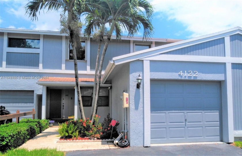 NO RENTAL RESTRICTIONS! Move-in or Rent it right away! Very - Beach Townhome/Townhouse for sale in Sunrise, Florida on Beachhouse.com