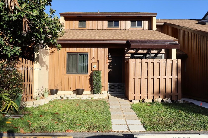 Welcome to your dream waterfront townhome! This stunning - Beach Condo for sale in Cooper City, Florida on Beachhouse.com