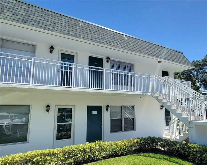 FULLY FURNISHED 2 bedroom 2 bath condo 55 + community. Fantastic - Beach Home for sale in Vero Beach, Florida on Beachhouse.com