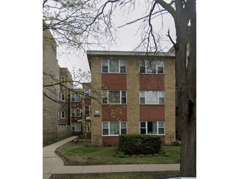 Bright and sunny top-floor unit located in the heart of Rogers - Beach Condo for sale in Chicago, Illinois on Beachhouse.com