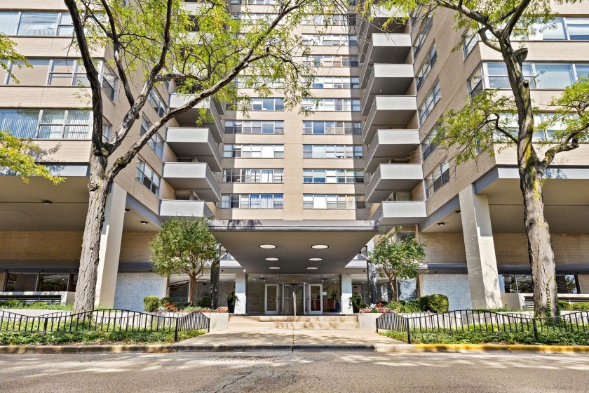 Welcome to Shoreline Towers, a full-amenity building designed to - Beach Condo for sale in Chicago, Illinois on Beachhouse.com