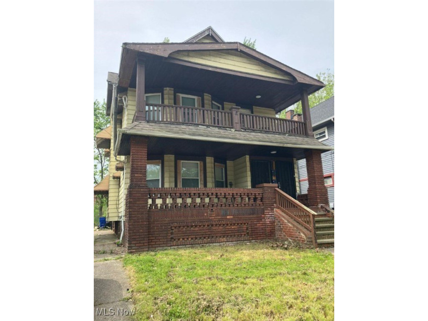 Check out this large duplex in North Collinwood with 3 bedrooms - Beach Home for sale in Cleveland, Ohio on Beachhouse.com