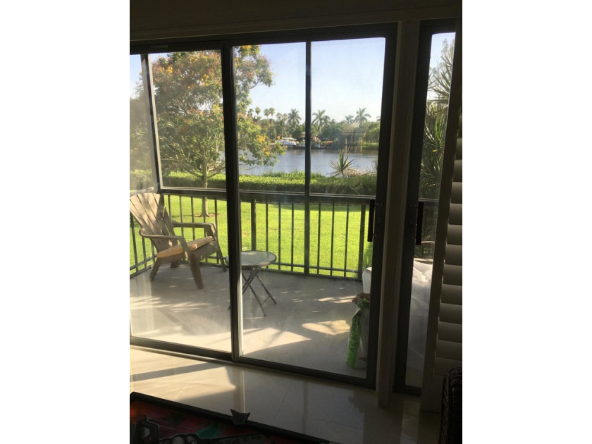 Beautifully updated, open concept 1/1.5 with 24' porcelain tile - Beach Condo for sale in Jupiter, Florida on Beachhouse.com