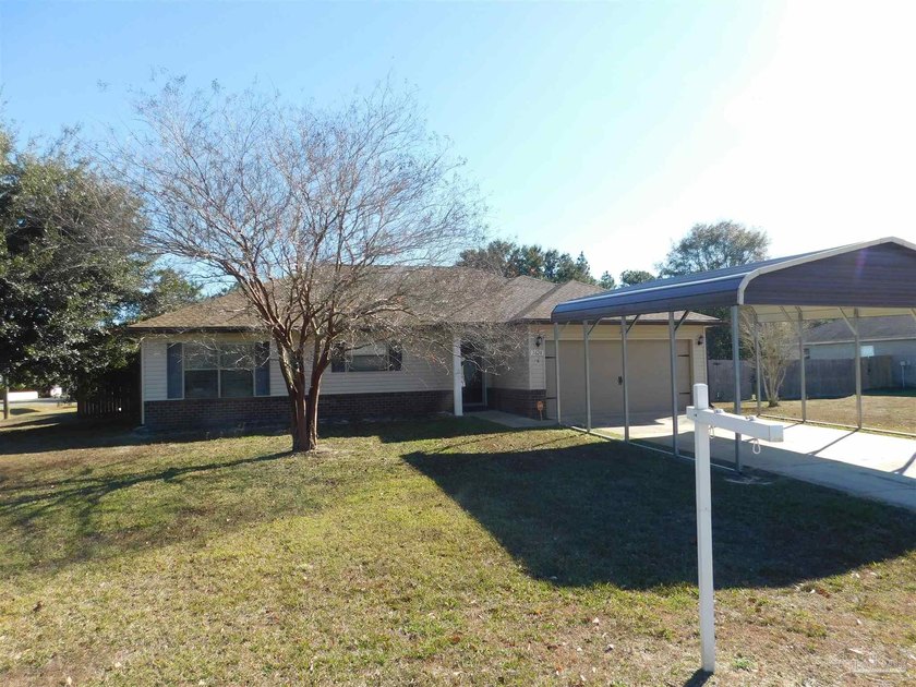 Welcome to this adorable Navarre home on a large corner lot! - Beach Home for sale in Navarre, Florida on Beachhouse.com