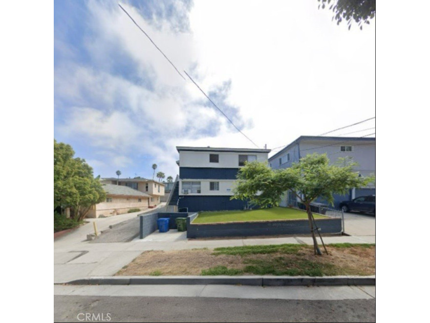 Short Sale- 8 Unit Apartment Building.
8 unit property with 4 - Beach Apartment for sale in Santa Monica, California on Beachhouse.com