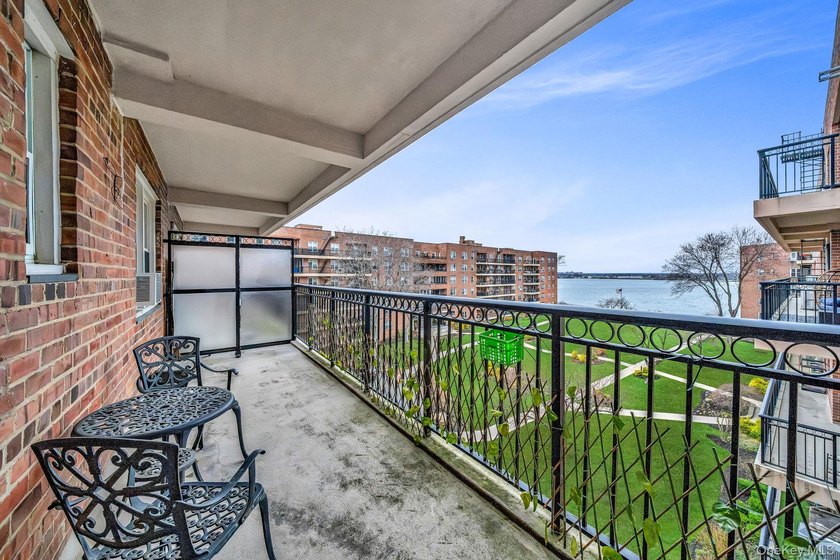 Welcome to Cryder Point. This sun-filled 1-bedroom, 1-bath co-op - Beach Home for sale in Whitestone, New York on Beachhouse.com