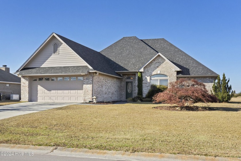 Welcome to 689 Castle Bay Drive, a stunning 3-bedroom - Beach Home for sale in Hampstead, North Carolina on Beachhouse.com