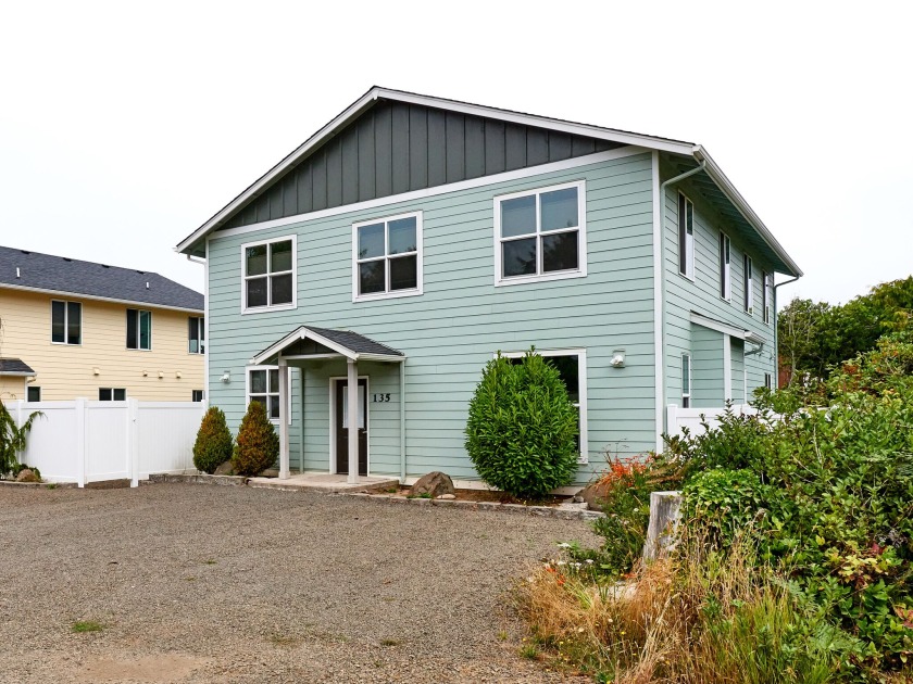 Book by Apr 30th, 10% off rental rate on stays May-Aug - Beach Vacation Rentals in Depoe Bay, Oregon on Beachhouse.com