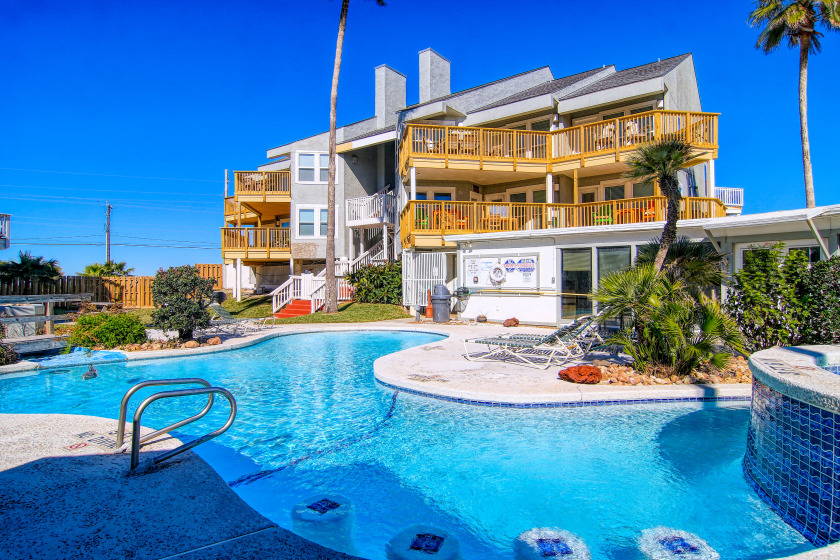 Darling condo.Tropical Heated Community Pool! Wifi and beach - Beach Vacation Rentals in Port Aransas, Texas on Beachhouse.com