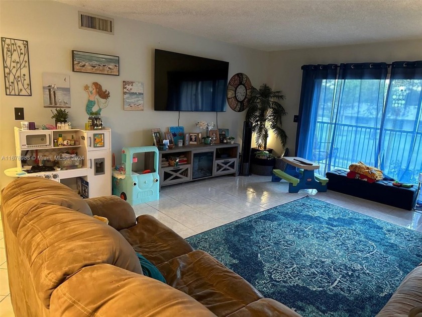 Beautiful 2 bed 2 bath unit in Alpine Woods. Living room & - Beach Condo for sale in Davie, Florida on Beachhouse.com