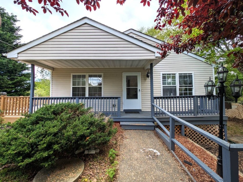 REALTORS CALL SHOWINGTIME FOR APPOINTMENT! CAC! Master BR with - Beach Home for sale in Mastic Beach, New York on Beachhouse.com