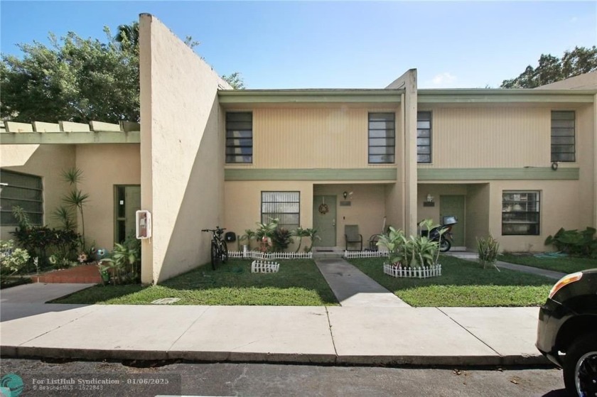 LOCATION, LOCATION, LOCATION!!! Discover your next home in this - Beach Townhome/Townhouse for sale in Hollywood, Florida on Beachhouse.com