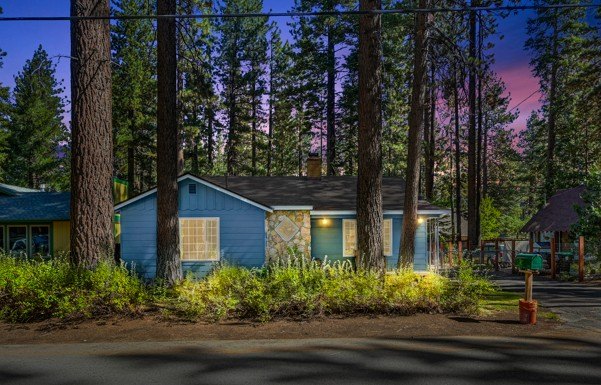 This charming 2 bed, 1.5 bath cabin is nestled in a quiet - Beach Home for sale in South Lake Tahoe, California on Beachhouse.com