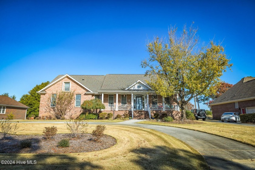 This one owner home is AMAZING!  Perfectly situated on the golf - Beach Home for sale in Wilmington, North Carolina on Beachhouse.com